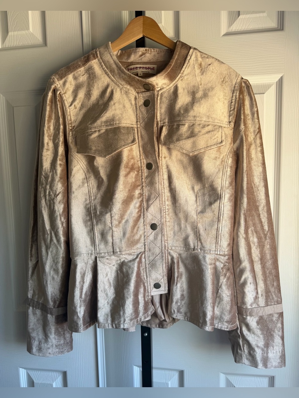 Free People Ballet Racer Jacket Cropped Velvet
Ruffled Champagne Rose Size: XL - Picture 4 of 10